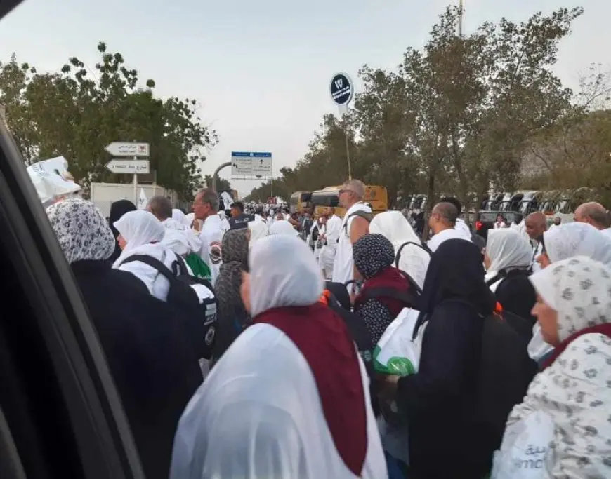 إدارة العلاقات الإنسانية بوزارة الداخلية تفوج أسر الشهداء إلى المدينة المنورة