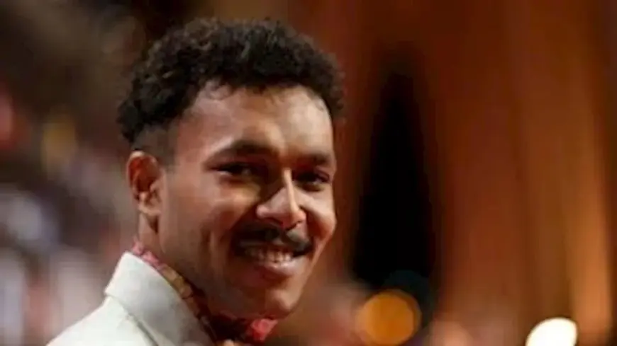 عمر مرموش يُهدي “تيشرت” لويجز: “أفضل رابر في العالم”