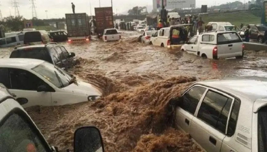 مقتل 49 شخصا في فيضانات جنوب أفريقيا واستمرار عمليات البحث