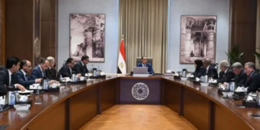 رئيس الوزراء يتابع خطط وإجراءات التوسع في مشروعات تحلية مياه البحر