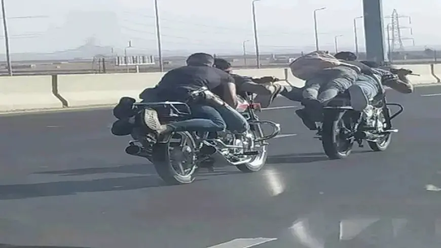فيديو مروّع.. 5 شباب يتلاعبون بحياتهم على الطريق الزراعي