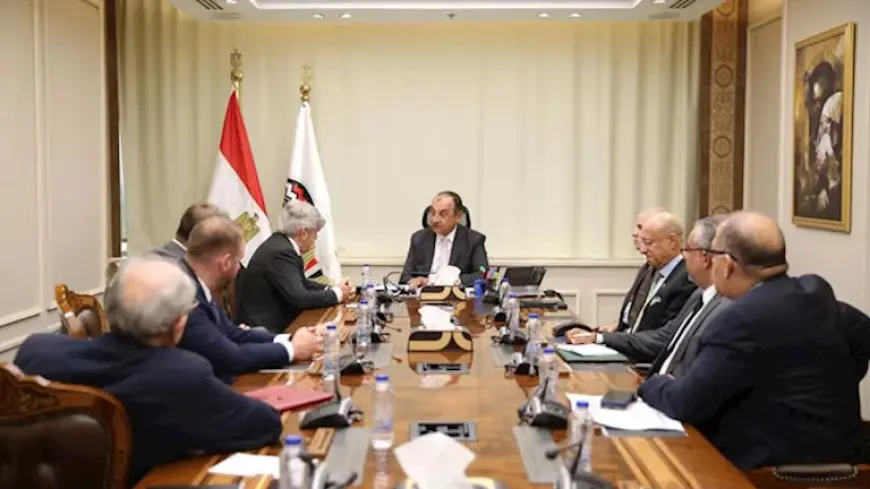 وزير قطاع الأعمال يبحث تطورات مشروع حامض النيتريك