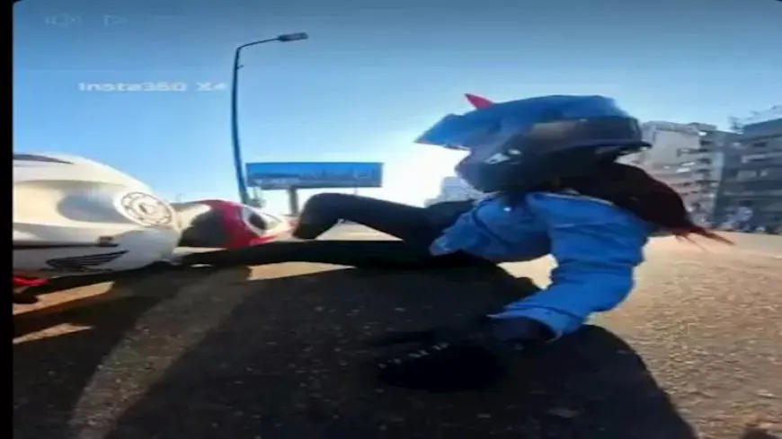 لحظة سقوط ياسمين صبري خلال قيادتها دراجة بخارية بالإسكندرية (صور وفيديو)