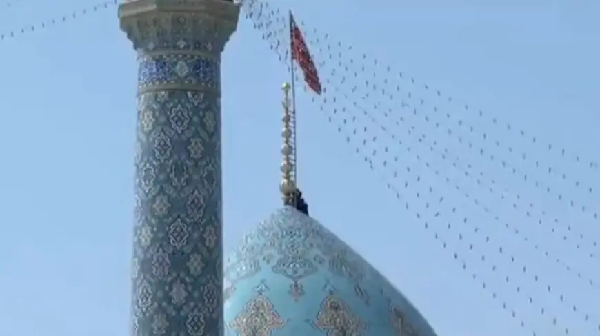 فيديو.. إيران ترفع راية الانتقام الحمراء على قبة مسجد جمكران في قم