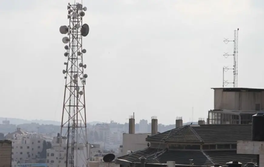 تقرير: انقطاع الاتصالات يعزل غزة.. وصحفيوها يخاطرون لنقل الحقيقة
