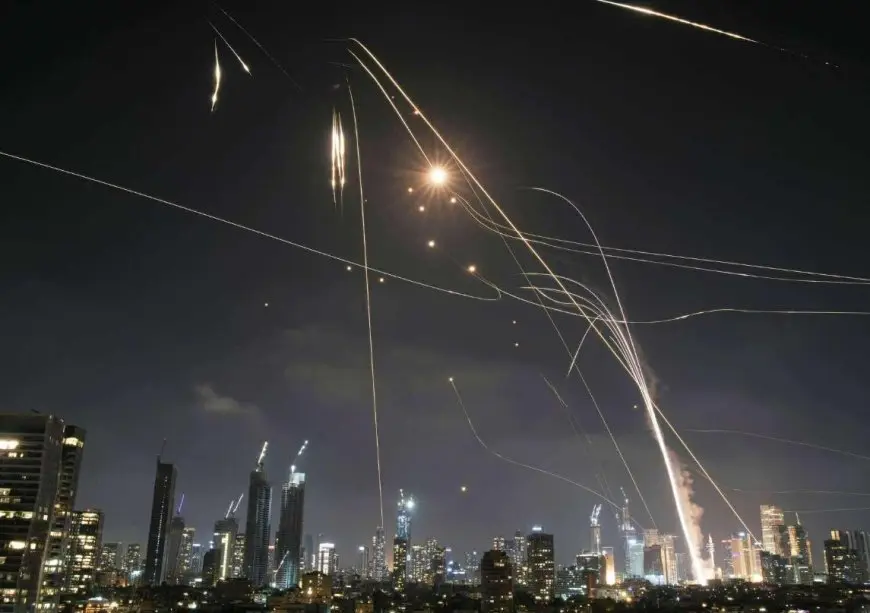 إيران تطلق دفعة ثانية من الصواريخ الباليستية على إسرائيل