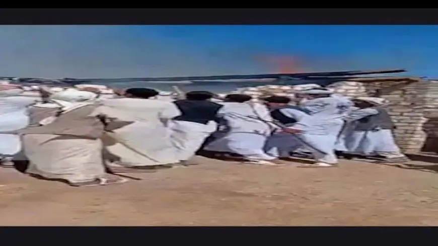 بالصور- أهالي قرية بأسوان يهدمون وكرا لبيع المخدرات ويشعلون فيه النار
