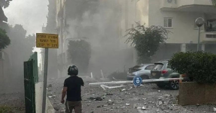 فرق الاستجابة الأولية تبحث عن ناجين بعد هجوم إيراني على تل أبيب