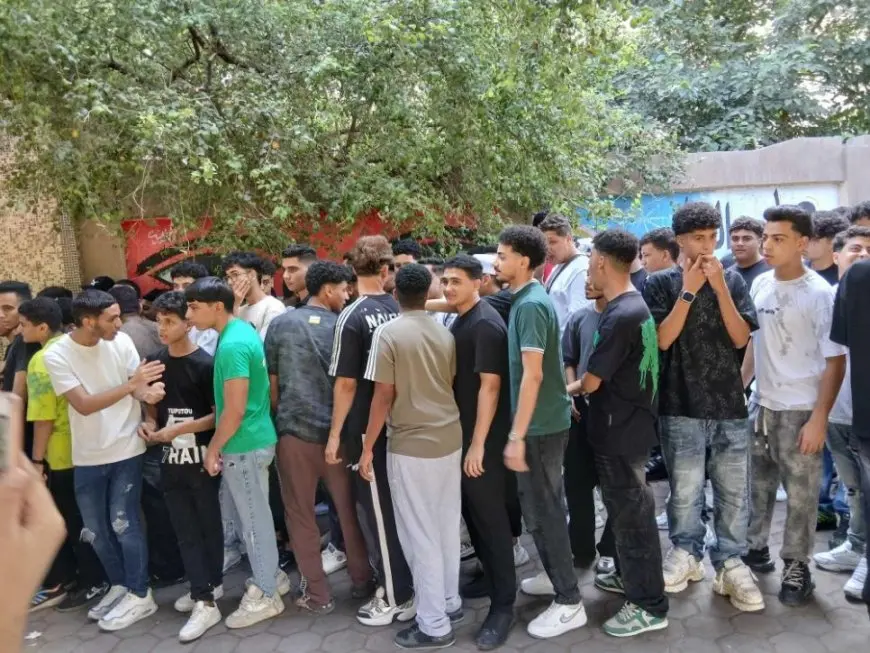 حوار بين طلاب الثانوية العامة قبل الامتحان.. اتفرجتوا على ماتش الأهلي ولا ذاكرتوا؟