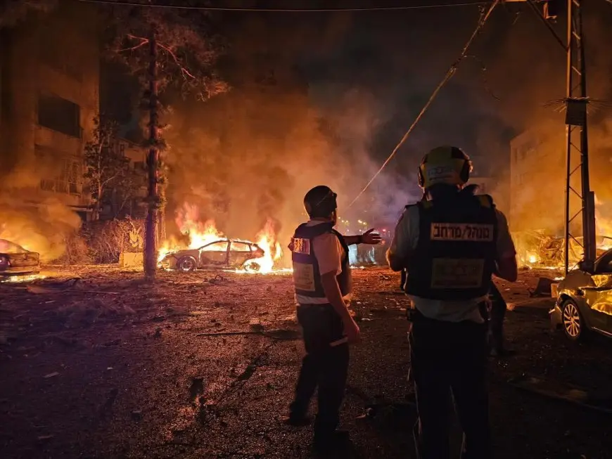 صواريخ إيرانية تصيب 4 أشخاص ومبنيين في مدينة حيفا شمال إسرائيل