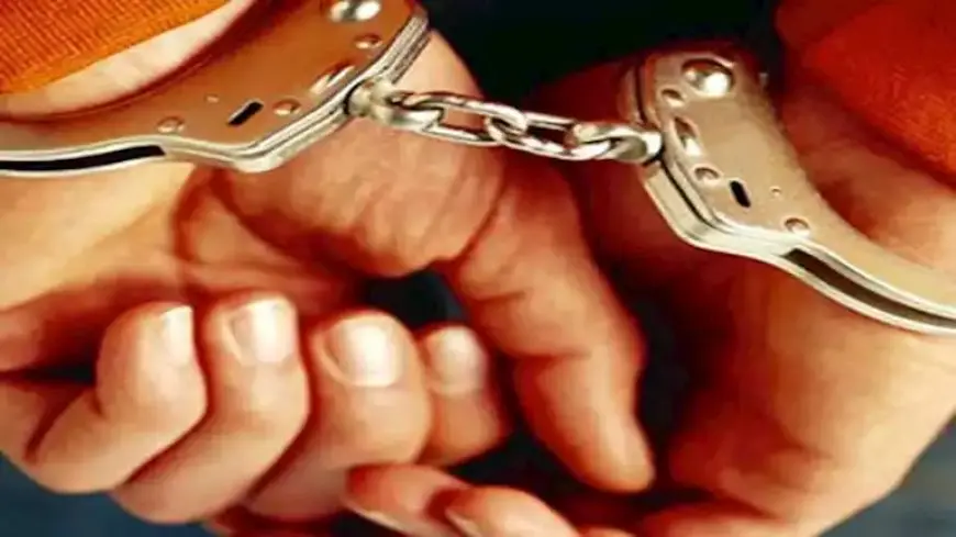 أب يقيد ابنته ويسحلها في الشارع بعد ضبطها بمنزل حبيبها.. والنيابة تحقق