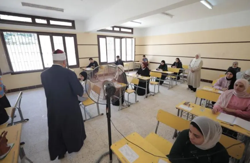 رئيس قطاع المعاهد الأزهرية يتفقد لجنة امتحانات طلاب فلسطين ويحثهم على الاجتهاد