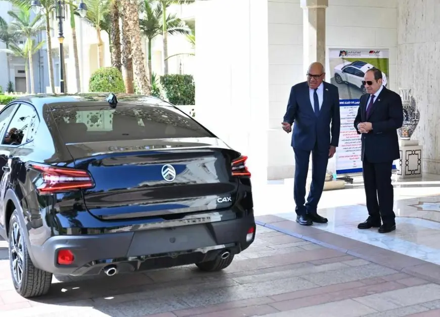 .. السيسي يتفقد عددا من سيارات طراز سيتروين C4X داخل مصانع العربية للتصنيع