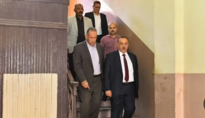 محافظ أسيوط يطمئن على المصابين في حادث ميكروباص مراقبي الثانوية العامة