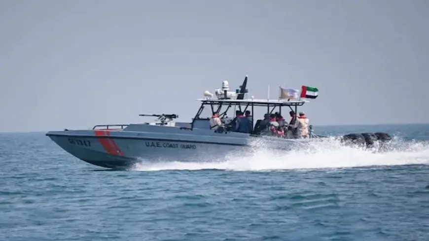 الحرس الوطني الإماراتي يُخلي 24 شخصًا إثر تصادم سفينتين بخليج عمان