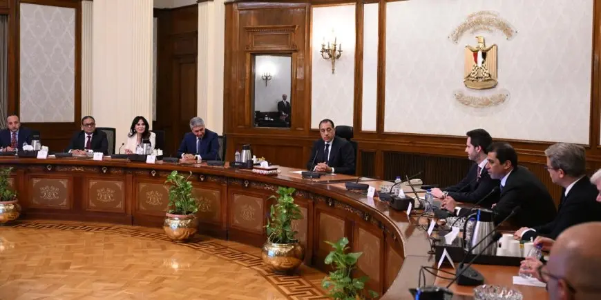 رئيس الوزراء يلتقي الرئيس الإقليمي لمجموعة فنادق حياة العالمية ورئيس مجلس إدارة شركة أدد العقارية