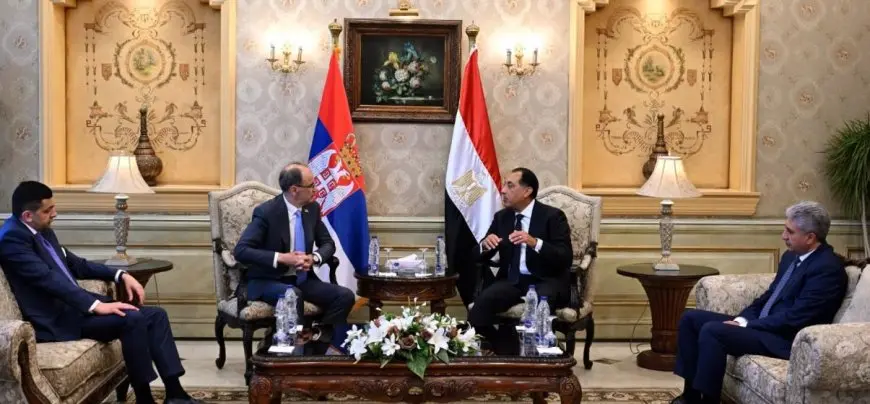 مدبولي يستقبل رئيس وزراء صربيا بمطار القاهرة الدولي