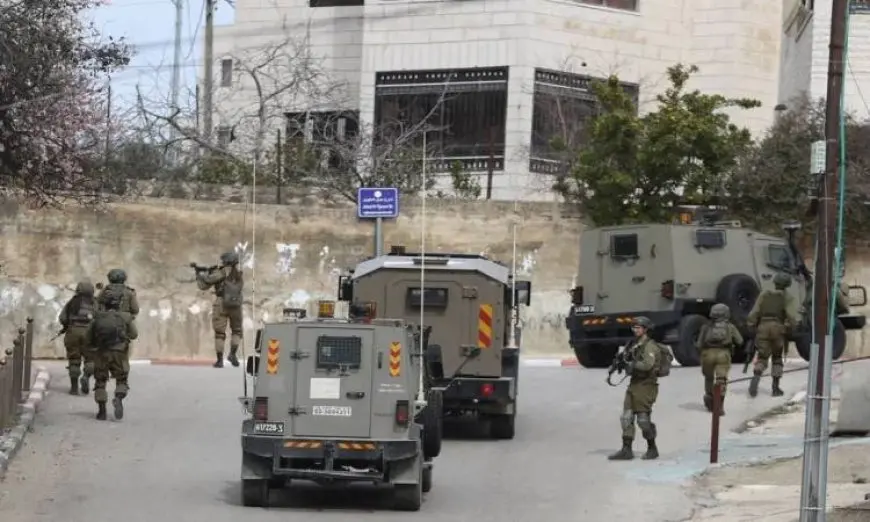الضفة.. إصابة فلسطيني وزوجته دهسا بمركبة عسكرية إسرائيلية