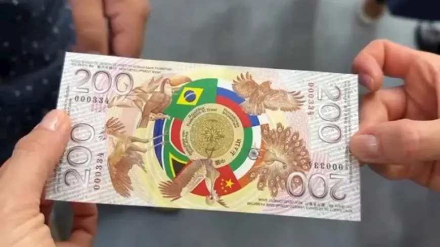 يتوسطها علم مصر.. ورقة نقدية روسية عليها أعلام دول الـ”بريكس” في منتدى بطرسبرج