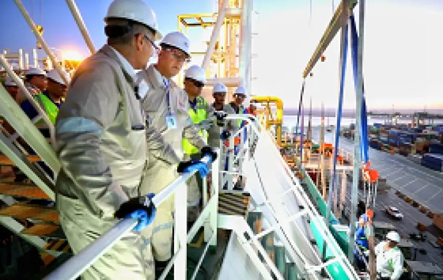 وزير البترول يتابع أعمال تجهيز ربط سفينة التغييز ENERGOS ESKIMO