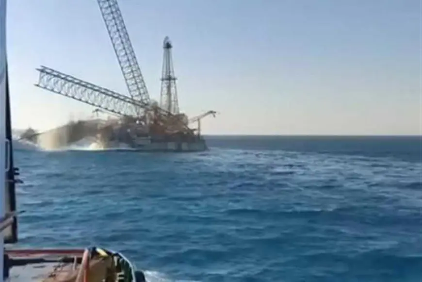 انهيار حفار متقادم برأس غارب دون خسائر.. والبترول: الشركة المالكة غير مسجلة ونحقق في الواقعة