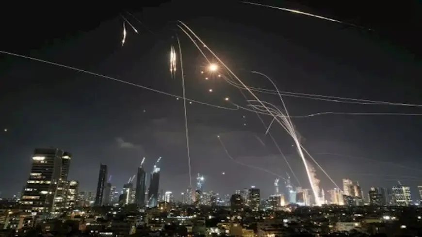 إعلام عبري: أحد الصواريخ الإيرانية في الضربة الأخيرة يحتوي على 26 صاروخا صغيرا