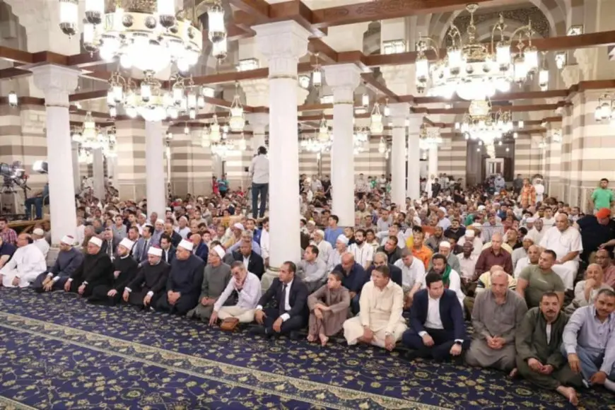 وزير الأوقاف يزور مقام السيدة زينب ويشارك رواد المسجد في حلقة ذكر ودعاء لمصر