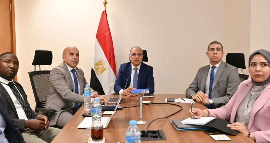 وزير الري يناقش مع فريق بحثي من الجامعة الأمريكية سبل التعاون بمجال الإنتاج الكثيف للغذاء