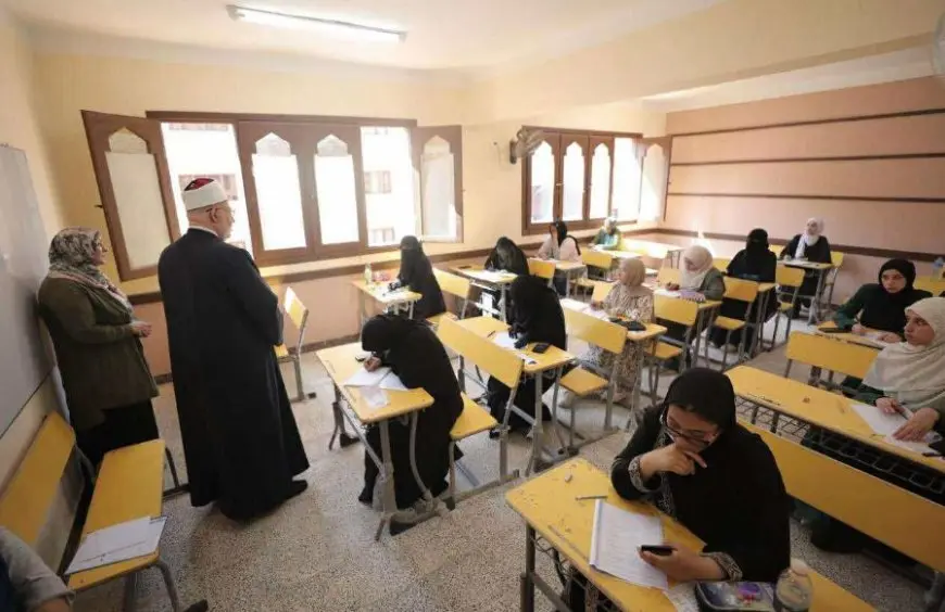 وكيل الأزهر يتفقد لجان امتحان الكيمياء ويطمئن الطلاب على مادة الفيزياء