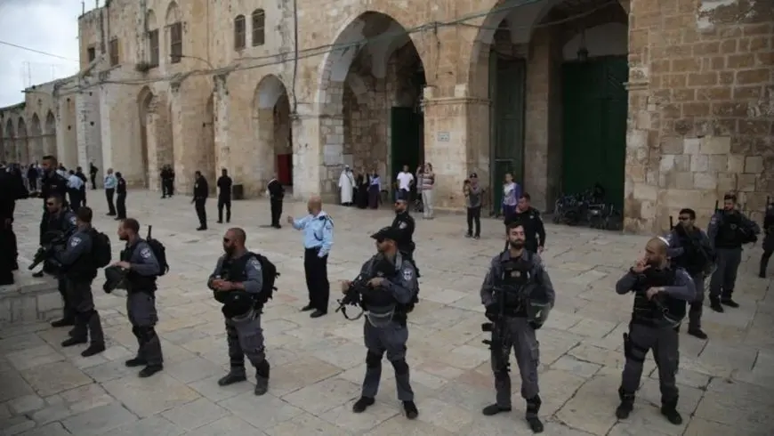 شرطة إسرائيل تمنع آلاف الفلسطينيين من أداء صلاة الجمعة بالأقصى