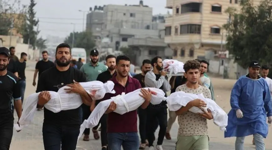 حصيلة يوم دامٍ في غزة.. الاحتلال يستهدف منتظري المساعدات ويخلّف 52 شهيدا
