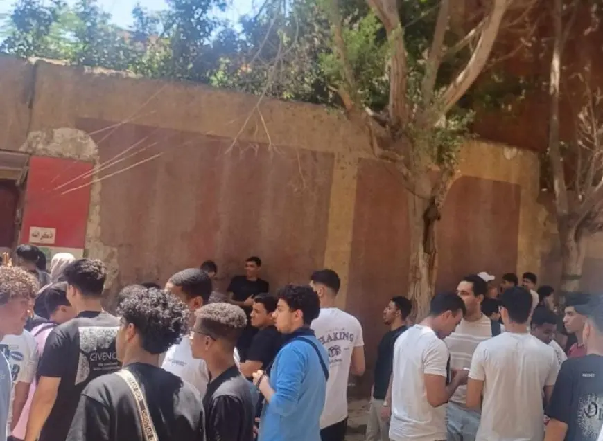 تفتيش دقيق لطلاب الثانوية العامة قبل بدء امتحان اللغة العربية بمدرسة 6 أكتوبر