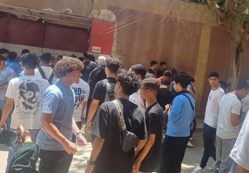 طلاب الثانوية يحتفون بامتحان اللغة العربية: في مستوى الطالب المتوسط وأسعدنا جميعا