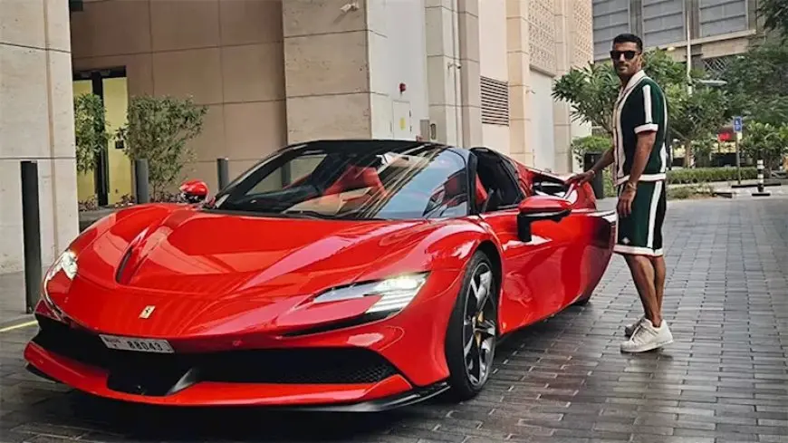 محمد سامي ينشر صورة بجوار سيارة فارهة ويعلق: “الأحلام لا تحدث إلا إذا فعلت”