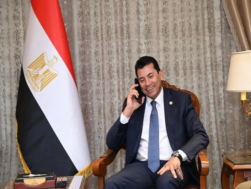 وزير الرياضة يهنئ رئيس اتحاد الجمباز بعد التتويج بفضيتي بطولة العالم للناشئات
