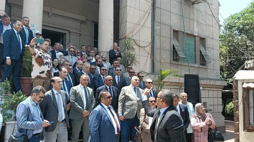 بدء وقفة احتجاجية للمحامين بمقر النقابة العامة اعتراضا على زيادة الرسوم القضائية