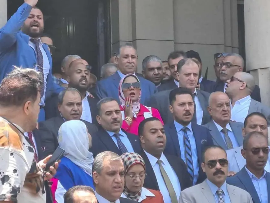 نقيب المحامين يشارك في الوقفة الاحتجاجية لرفض زيادة الرسوم القضائية: ندافع عن حق دستوري
