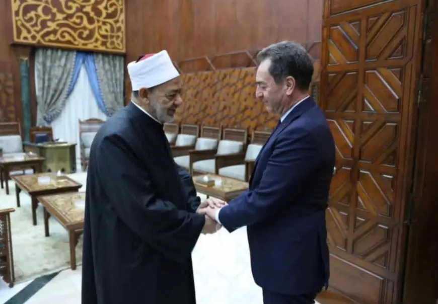 شيخ الأزهر يستقبل سفير باريس ويعرب عن تقديره لموقف فرنسا المتزن والمنصف من العدوان على غزة