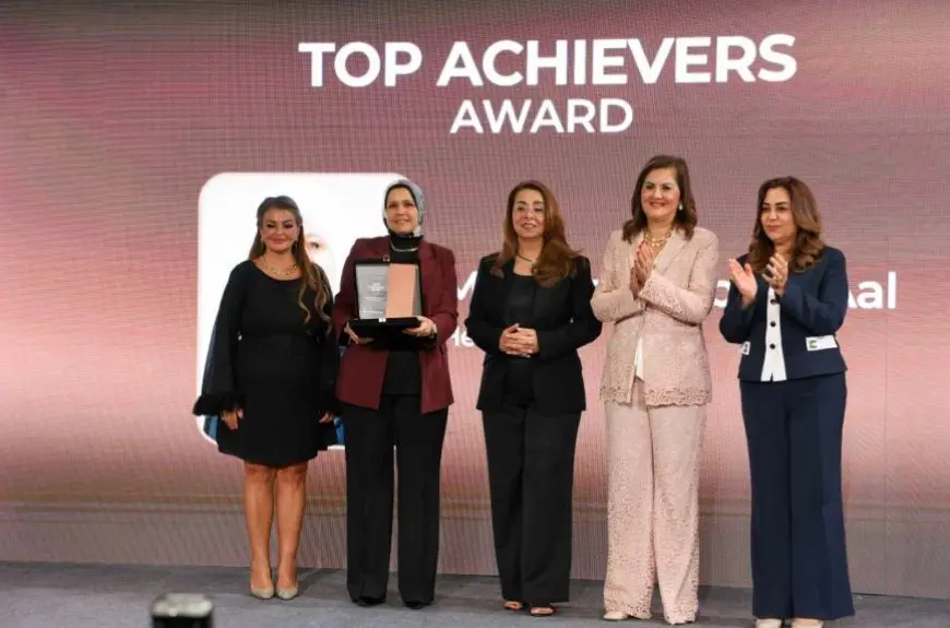 قمة «مصر للأفضل» تمنح وزيرة التنمية المحلية جائزة الإنجاز الوطنية لعام 2024