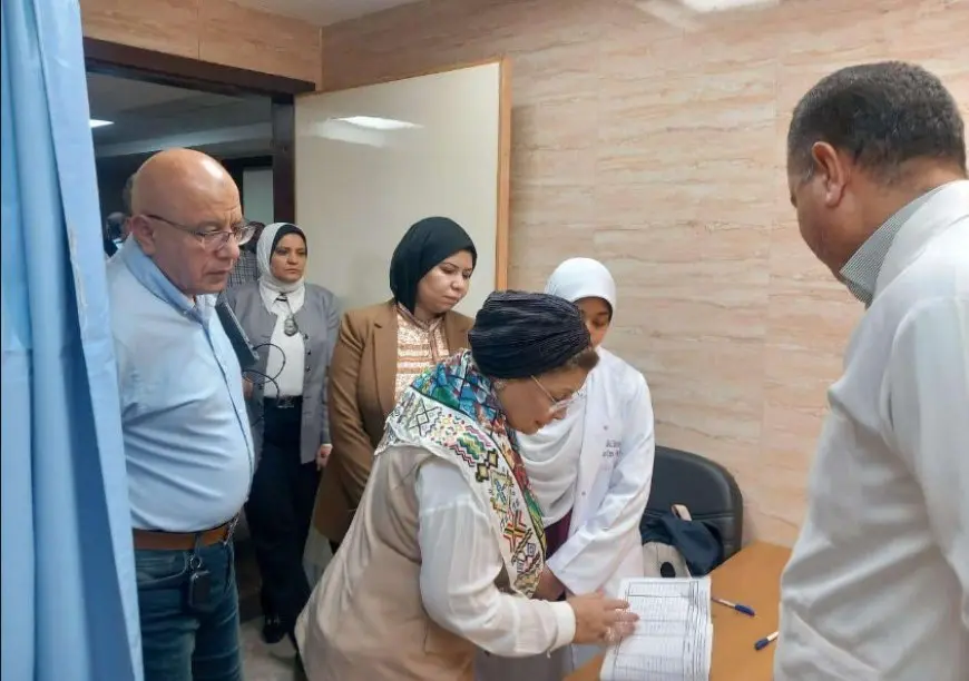 نائب وزير الصحة تتفقد منشآت صحية في قنا ضمن زيارة ميدانية مكثفة