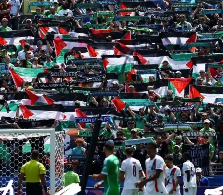 على الملعب الرئيسي.. مشجعو سياتل الامريكي يلوحون بالأعلام الفلسطينية