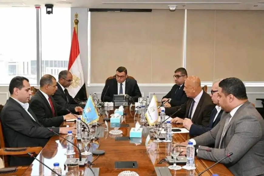 وزير الإسكان يتابع مشروعات الصرف الصحي بمدن شرق القاهرة