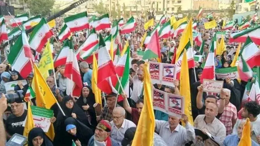 “لبّيك يا خامنئي”.. آلاف الإيرانيين يحتفلون بالنصر بعد إعلان وقف النار مع إسرائيل