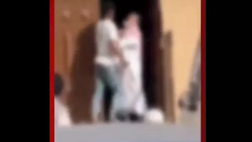 فيديو صادم في السعودية: شاب يعتدي على رجل مسن أمام مسجد والأمن يرد
