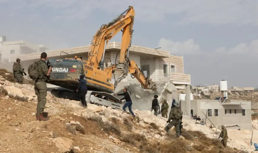 جيش الاحتلال الإسرائيلي يهدم منزلا ومحال تجارية فلسطينية شمال الضفة
