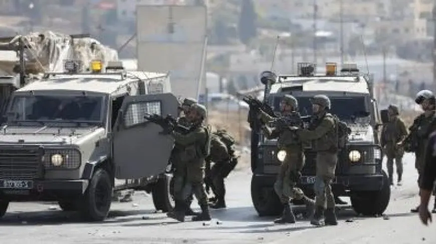 مسئول فلسطيني يتهم إسرائيل بسرقة منازل بالضفة أثناء اقتحامها