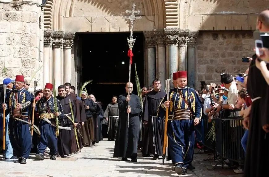 فتح أبواب كنيسة القيامة وعودة الحياة إلى طبيعتها في القدس