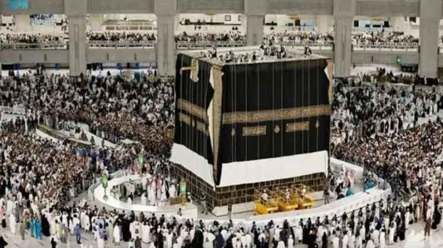 السعودية تستبدل كسوة الكعبة المشرفة مع حلول العام الهجري الجديد