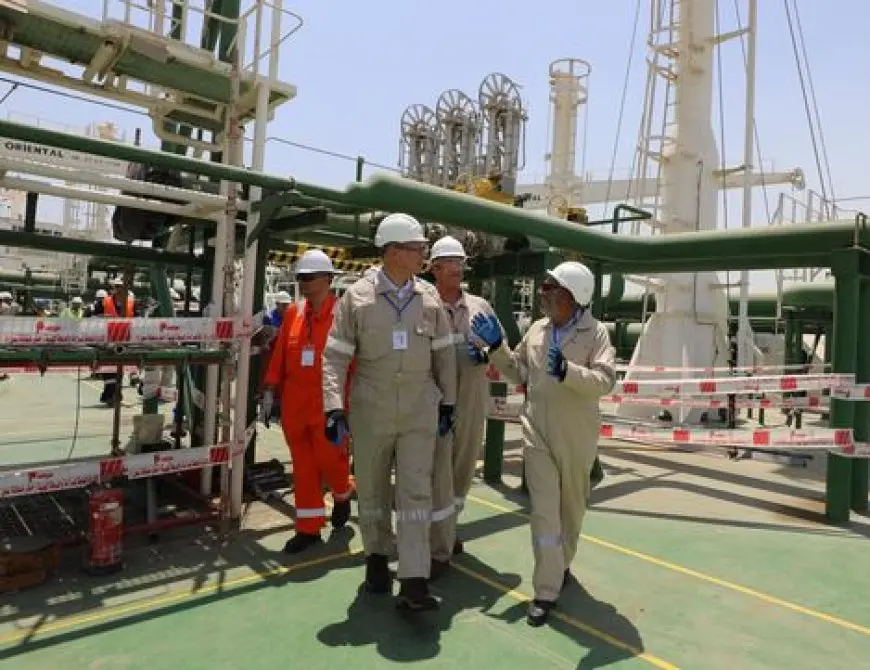 وزير البترول يتفقد تجهيرات ربط سفينة التغييز Energos Eskimo على رصيف سوميد بميناء العين السخنة