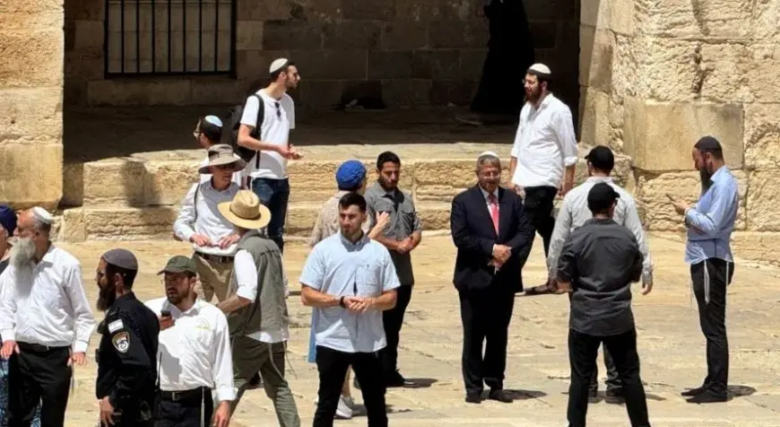بن غفير يسمح للمستوطنين بالرقص والغناء أثناء اقتحام المسجد الأقصى
